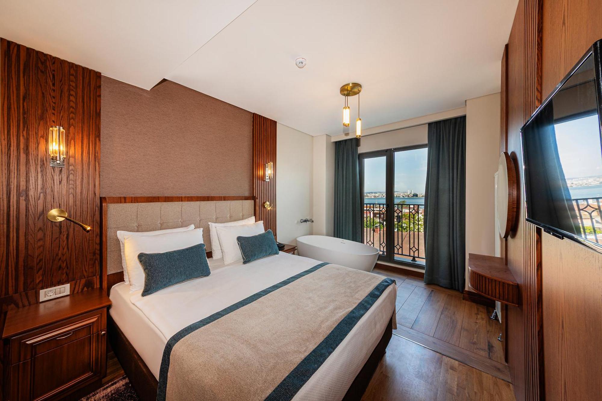 Hotel Triton